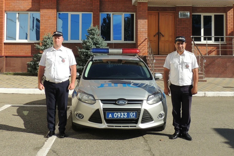 На фото Адам Бельмехов (слева) и Али Борсов. Фото: пресс-службы УГИБДД МВД по Республике Адыгея.