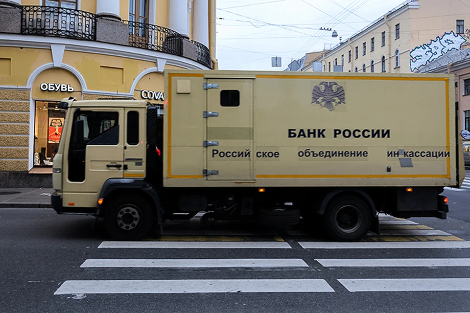 Выходит, Банк России в прямом смысле слова тоннами ввозит в страну наличные иностранные деньги
