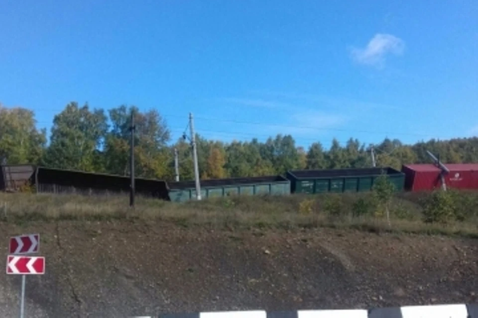 Видео с места крушения грузового поезда в Иркутской области: с рельсов сошли 12 вагонов