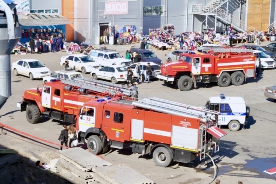 Пожарные Бурятии эвакуировали около 110 человек из зданий торговых центров.