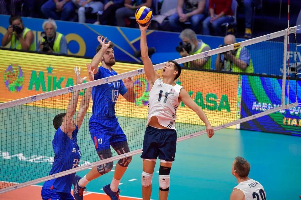 Российские волейболисты (в синем) так и не смогли остановить американцев. Фото: Volleyball World