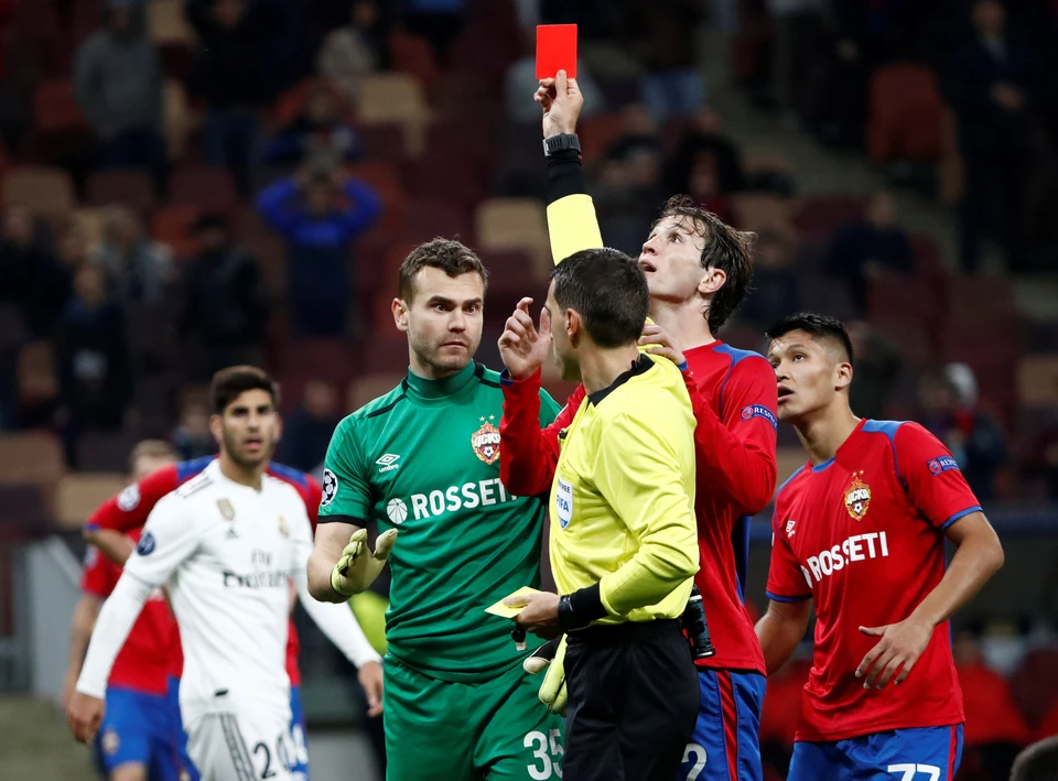 Один из главных моментов игры ЦСКА - Реал: красную карточку дают Игорю Акинфееву.