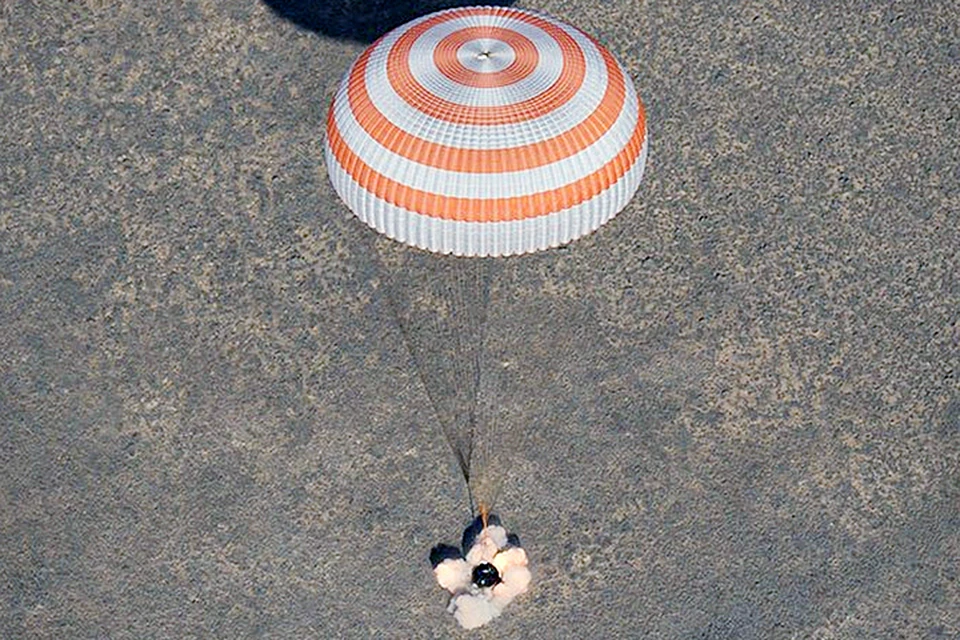 Ожидается, что спускаемая капсула космического корабля приземлится в степи Казахстана примерно в 14.45