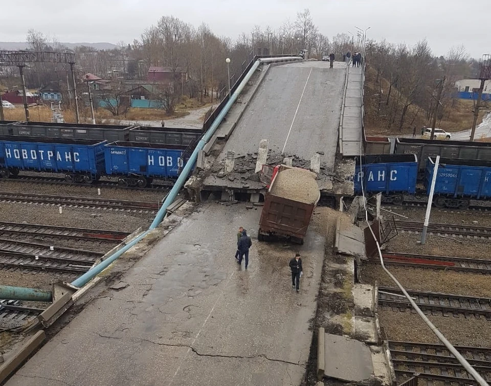 Мост рухнул прямо на проходивший под ним состав.