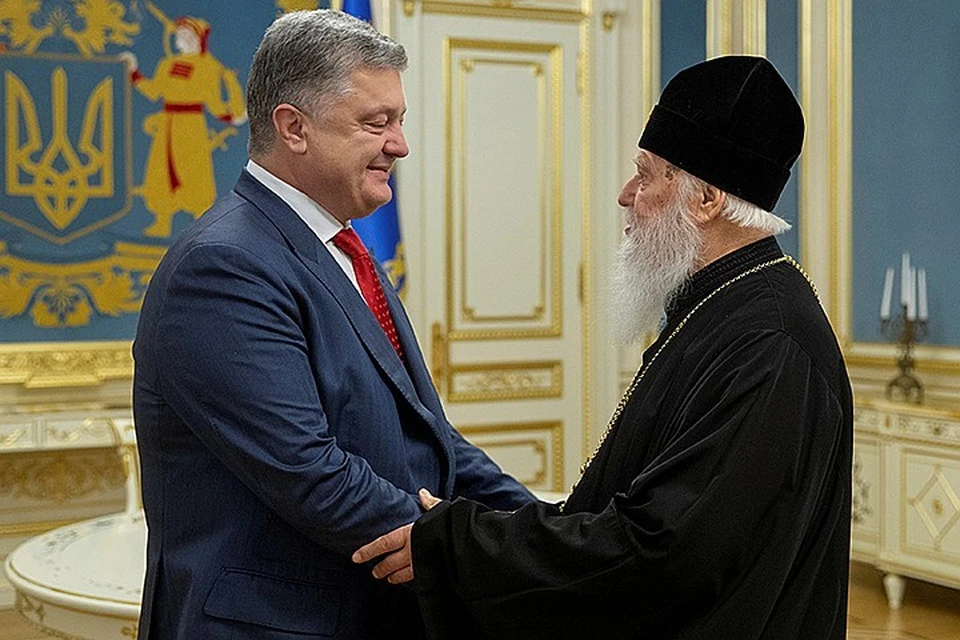 У Порошенко через полгода выборы. И он хочет переизбраться, предъявив как одно из своих главных достижений - отрыв Украинской церкви от Москвы