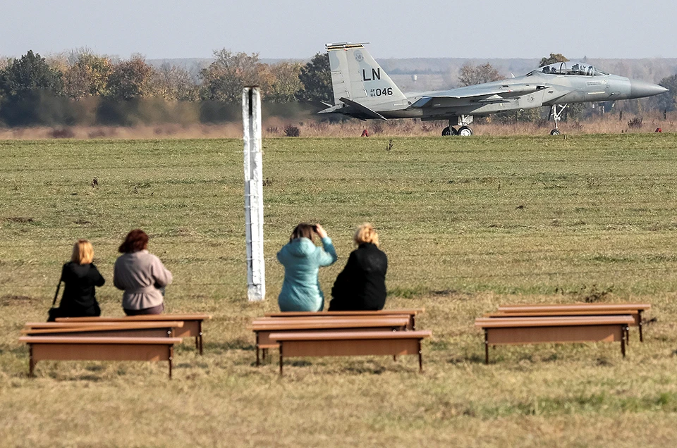 Жительницы Хмельницкой области Украины наблюдают за посадкой американских истребителей F-15, участвующих в учениях Украины и НАТО "Чистое небо 2018".