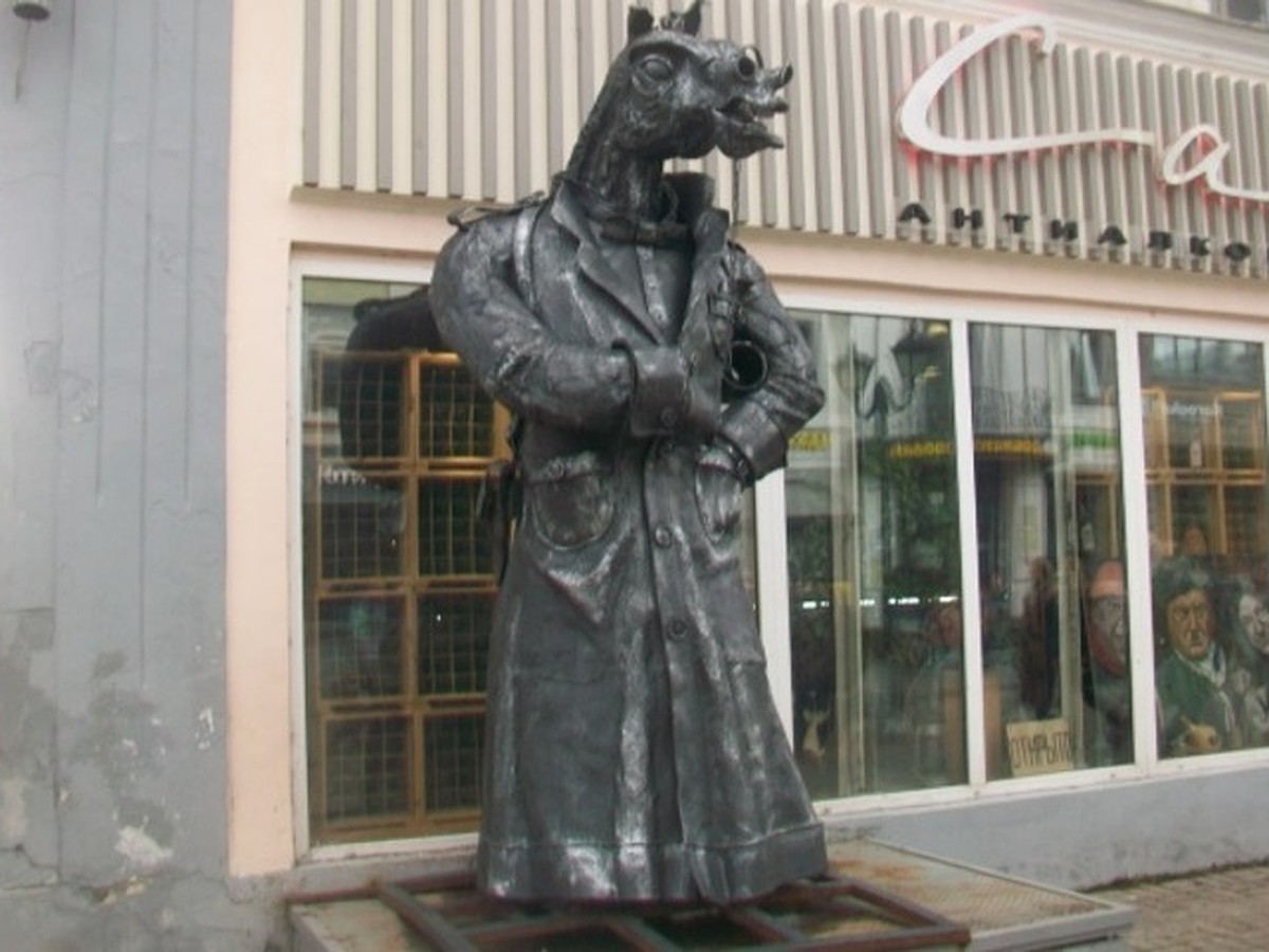 Казань конь в пальто на улице Баумана