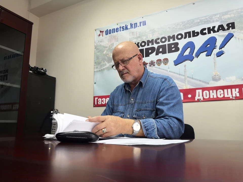 Андрей Соболев выбирает песню, которую исполнить. Тексты распечатаны у него на листках, стопка внушительная. Первой звучит, конечно о Донбассе.
