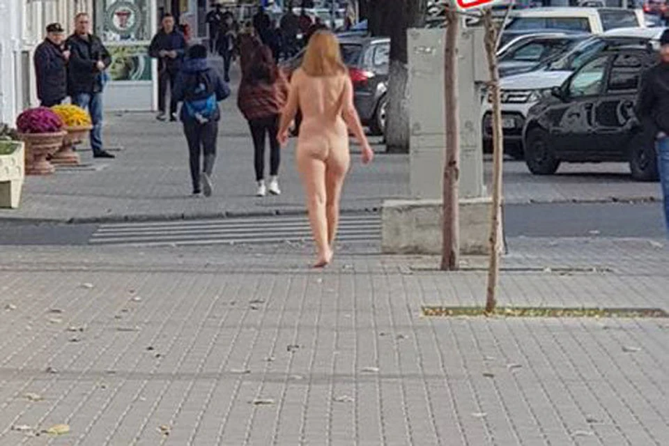 Прямо в центре молдавской столицы прогуливалась рыжеволосая женщина без одежды