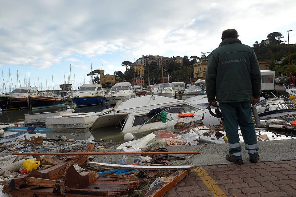 Последствия стихии в итальянском порту Рапалло.
