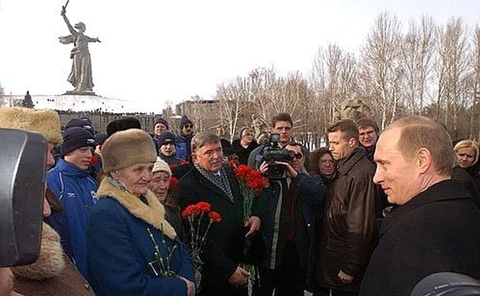 В 2003 году Галина Висоцкая пришла на Мамаев курган, чтобы встретиться с президентом. Фото: kremlin.ru