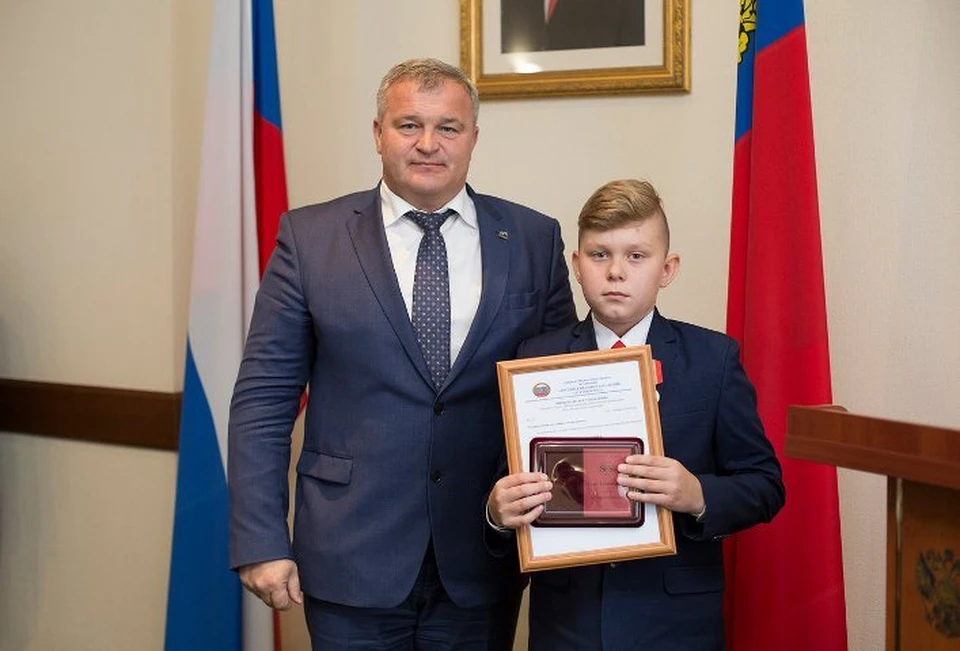 10-летний Илья Ковешников не растерялся, когда увидел, что маленький мальчик провалился в колодец, и позвал на помощь