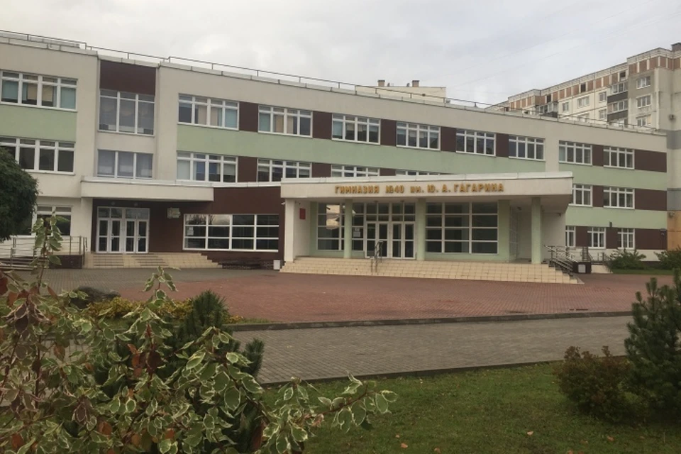 В этой гимназии учатся почти три тысячи детей. Уследить за каждым штатные психологи вряд ли смогут.