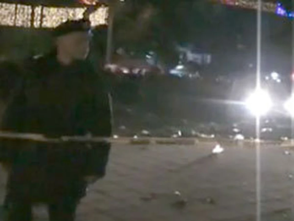 Взрыв прогремел у Арки Победы. К месту происшествия прибыли оперативники.