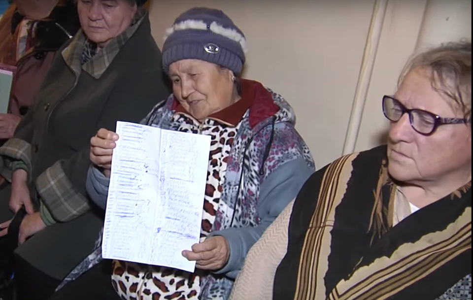 Переселенцы сами ведут списки очереди из желающих попасть на прием в Пенсионный фонд. Фото: Скриншот видео ТК «TV7 Мариуполь»