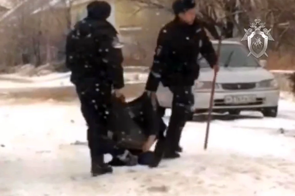 Полицейские пнули мужчину и протащили по земле