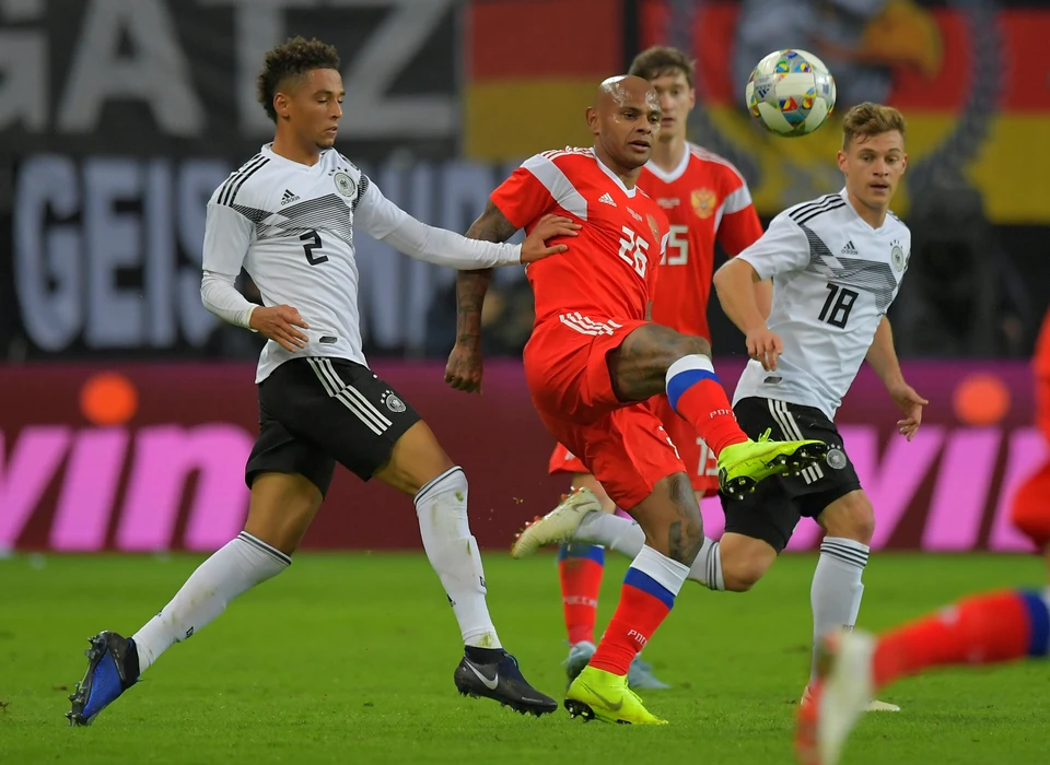 У сборной России в матче с Германией дебютировал на поле форвард Ари.