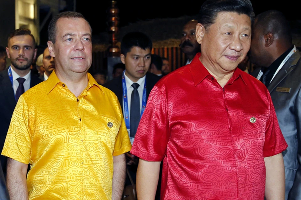 Дмитрий Медведев и лидер Китая Си Цзиньпин в новогвинейских рубашках