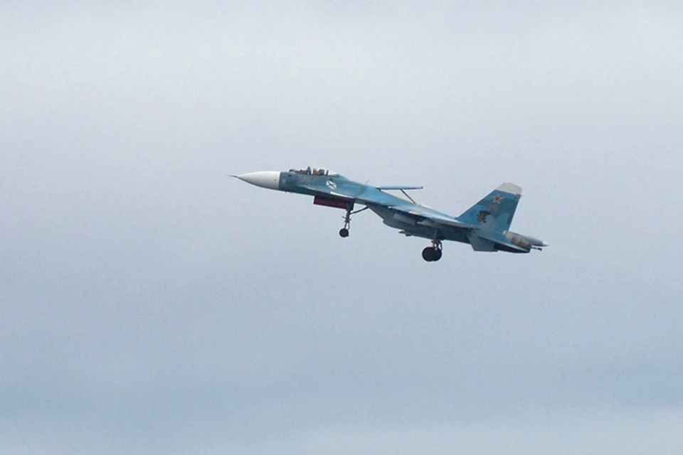 С аэродрома Пушкин в Кронштадт отбуксировали вот такой истребитель Су-27.