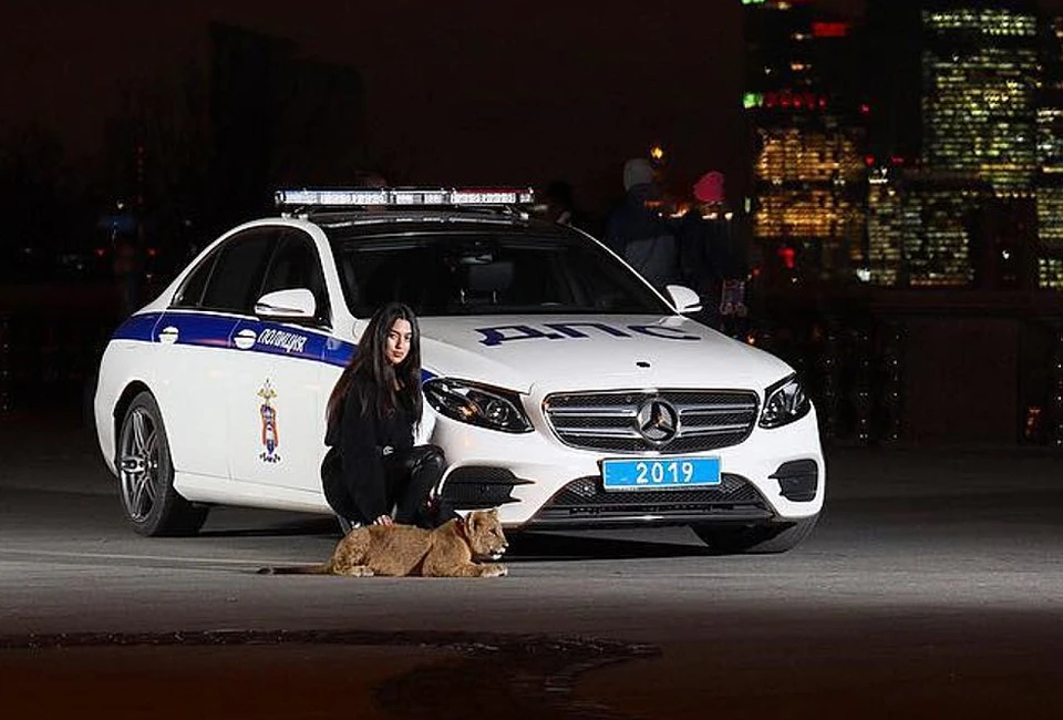 Дочка бизнесмена Арарата Назаретяна снялась на фоне белого «Мерседеса» с символикой ДПС с львенком.