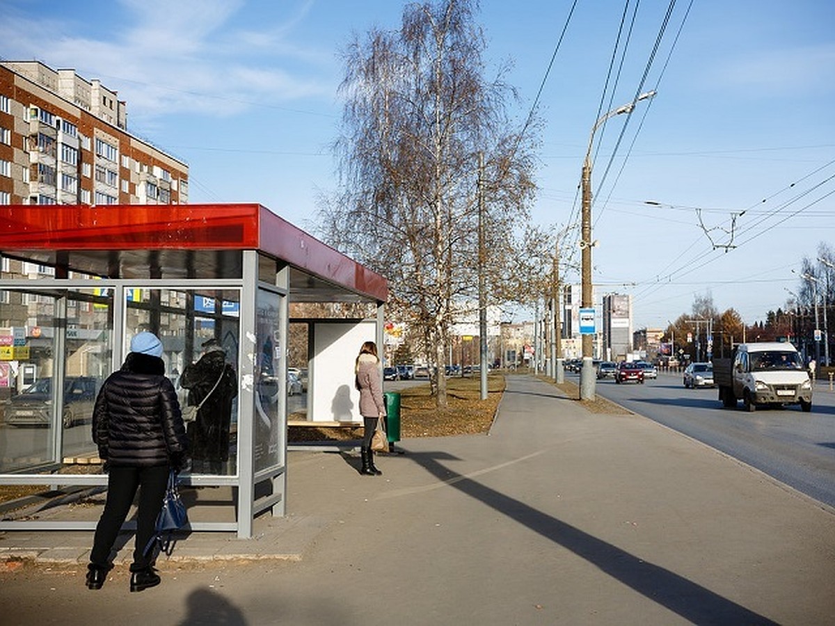 Широкие скамейки и электронное расписание: какие остановки ижевчане считают  самыми удобными? - KP.RU