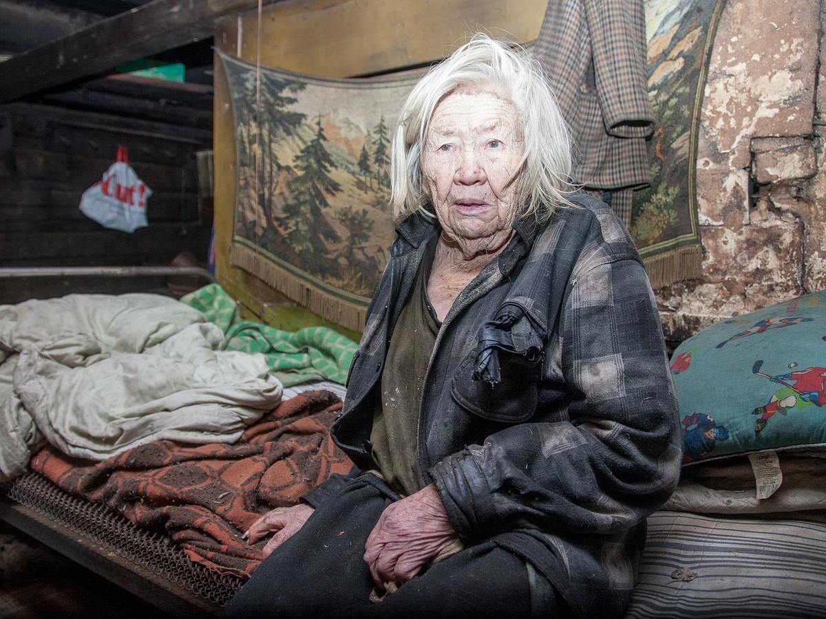 Она не переживет зиму». В Прикамье 88-летняя ветеран труда голодает и  замерзает в разрушенном доме - KP.RU