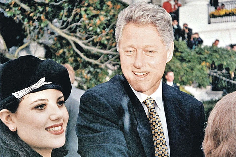 Ноябрь 1996 года. Моника Левински вместе с другими поздравляет Клинтона с переизбранием на второй президентский срок. К этому моменту их тайный роман уже крутился вовсю. Фото: Polaris/EAST NEWS