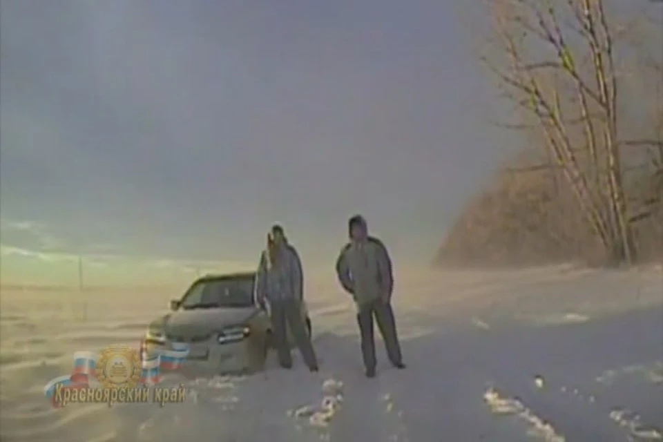 На юге Красноярского края дорожные полицейские выручили из снежного плена маму, отца и двух ребятишек. Стоп-кадр видео