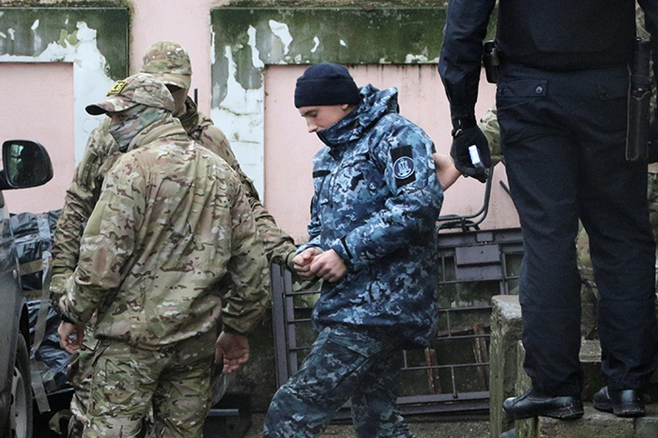 Все 24 украинских моряка в четверг были отправлены из Крыма в Москву