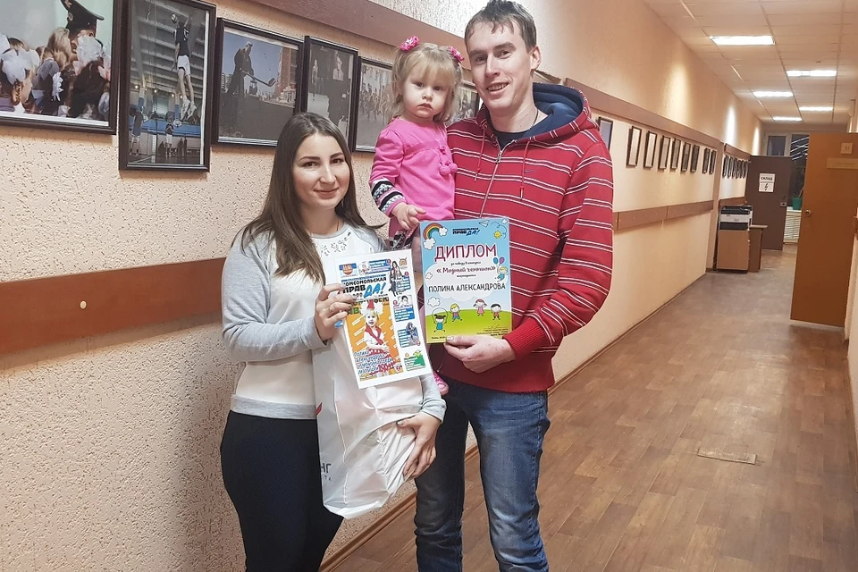 Победительница конкурса Полина Александрова с родителями.