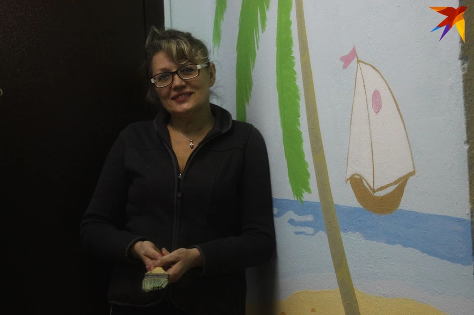 Роза Нестерова использовала курортную тему для рисунков, чтобы, по ее словам, и зимой, заходя в дом, жители чувствовали жаркое дыхание лета