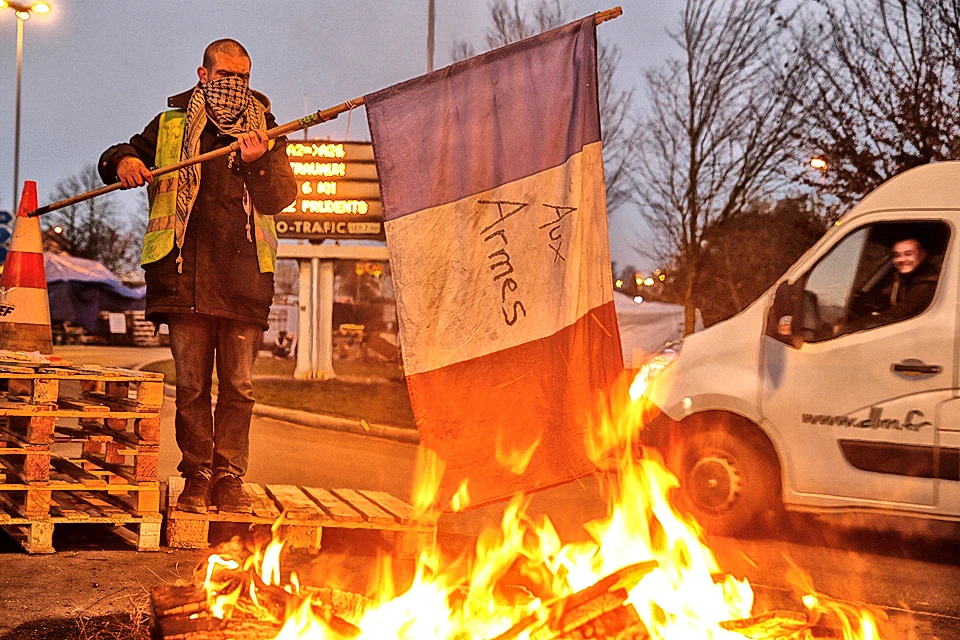 Протестующие французы добились своего, новые акцизы на топливо не будут введены ещё полгода.