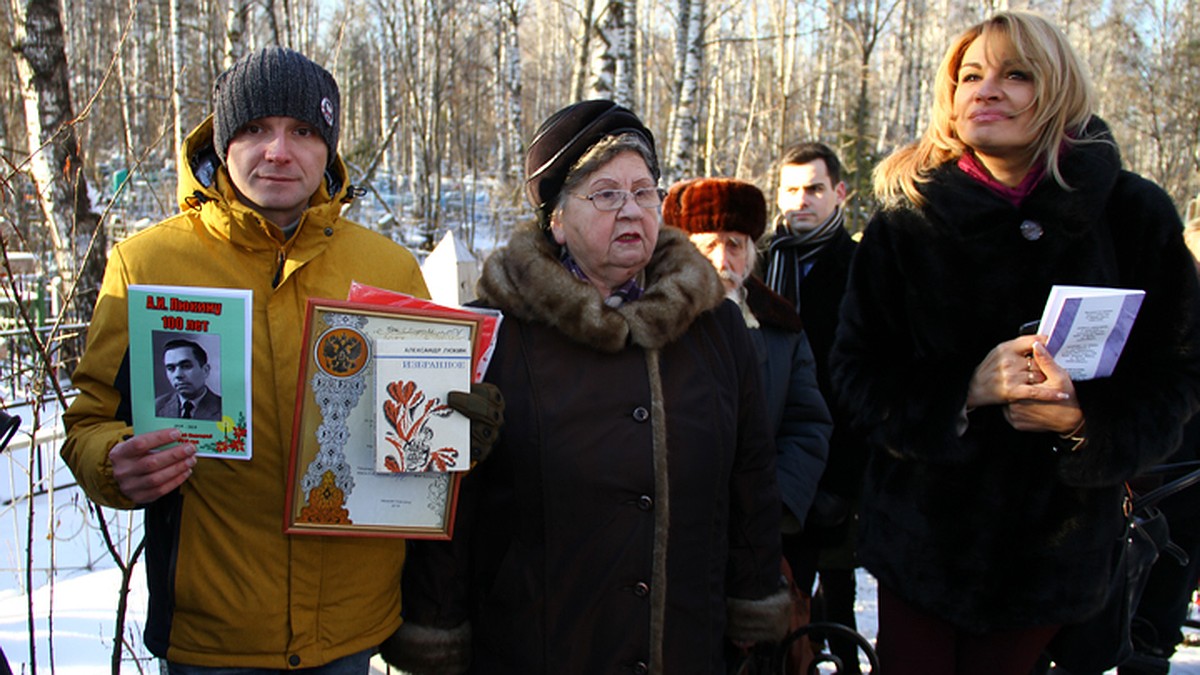 В Нижнем Новгороде открыли памятник поэту Александру Люкину, которому в  2019 году исполнится 100 лет - KP.RU