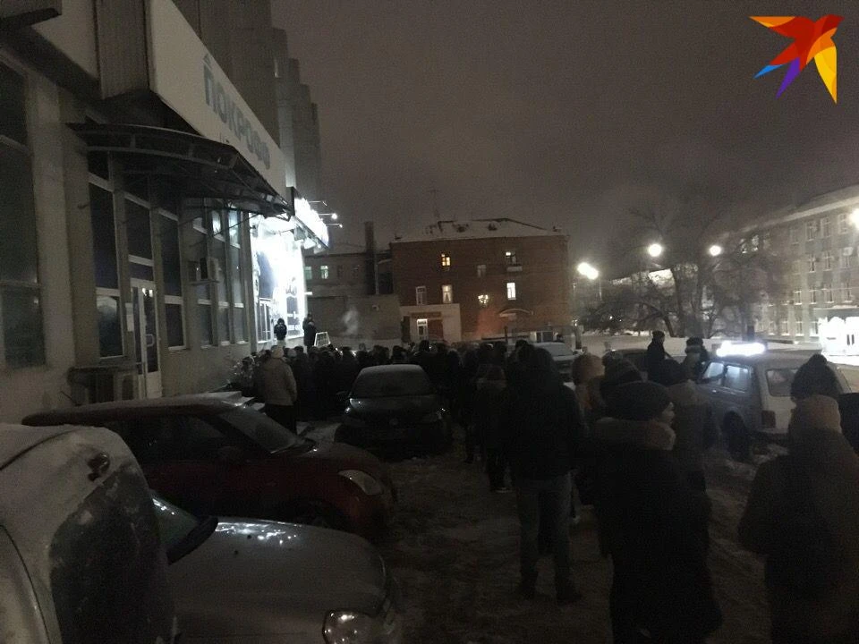 Фанаты стояли на улице в ожидании решения полиции почти 2 часа