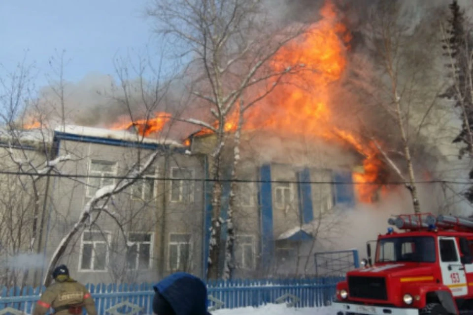 Пожар в детском учреждении. Пожар в школе. Пожар в образовательном учреждении. Тушение пожара в школе. Тушение пожаров в шкрл.