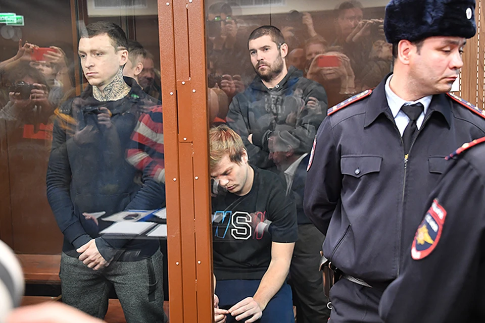 Футболистам предъявили обвинение по статьям «Хулиганство» и «Побои». Оба были арестованы до 8 декабря.