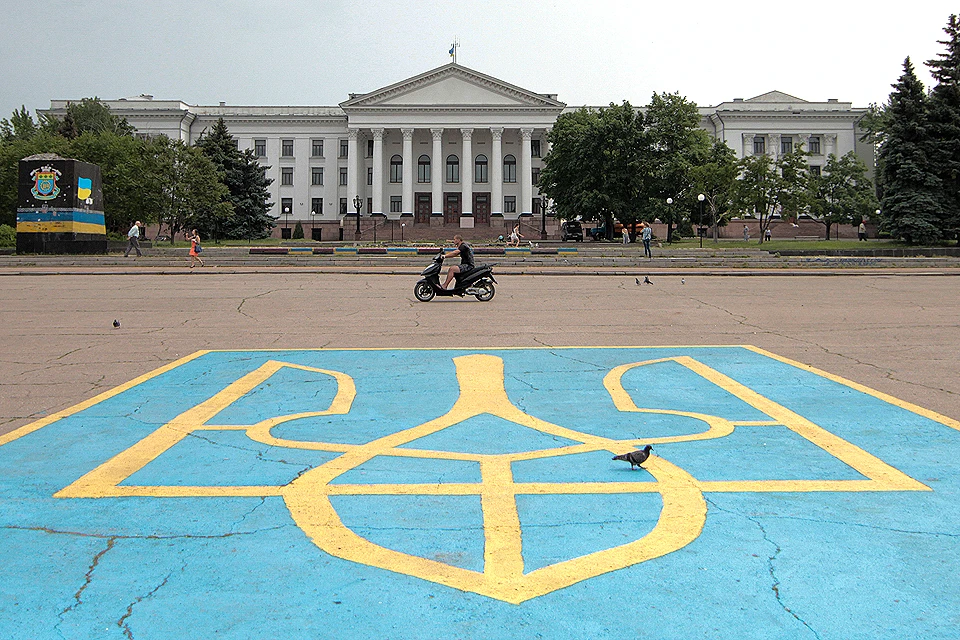 Герб Украины на центральной площади Краматорска.