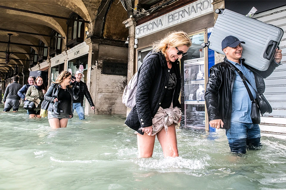 Туристы на затопленных улицах Венеции, сентябрь 2018 г.