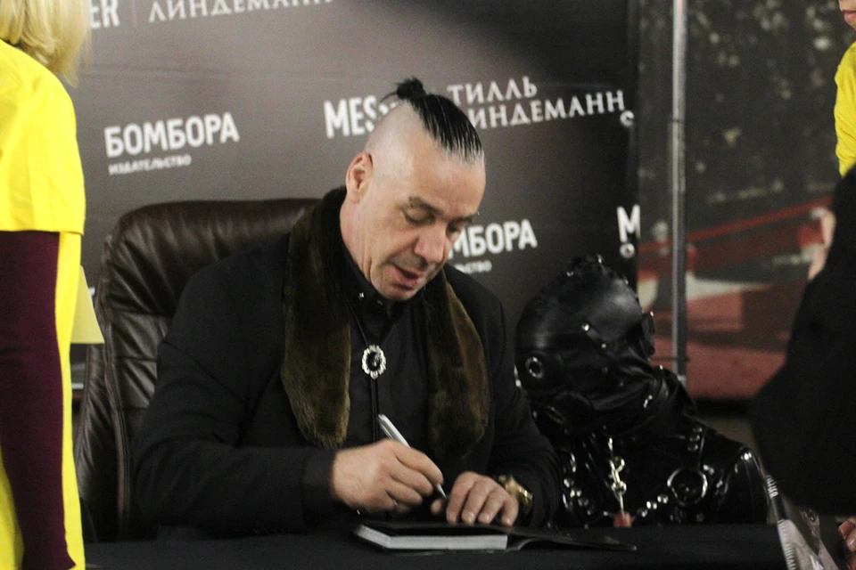 «Все люди, а я, как собачка, на поводке»: лидер группы Rammstein Тилль Линдеманн привел на встречу с поклонниками женщину в латексе и ошейнике из сосисок.