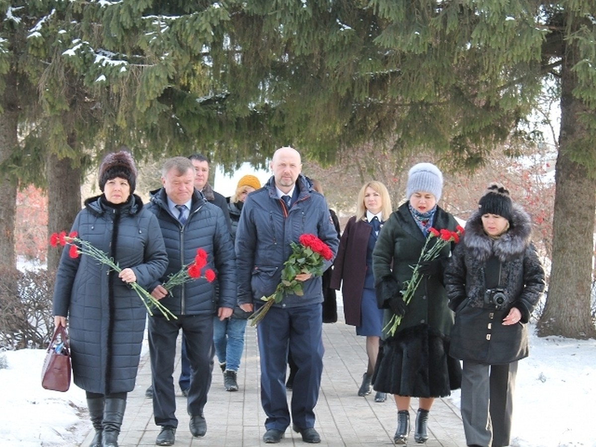 В Пензенской области почтили память Марины Плотниковой и Романа Киталина -  KP.RU