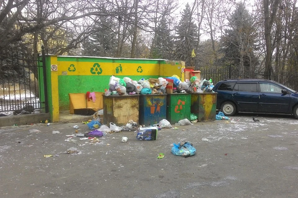 Типичная картина - переполненные мусорные баки