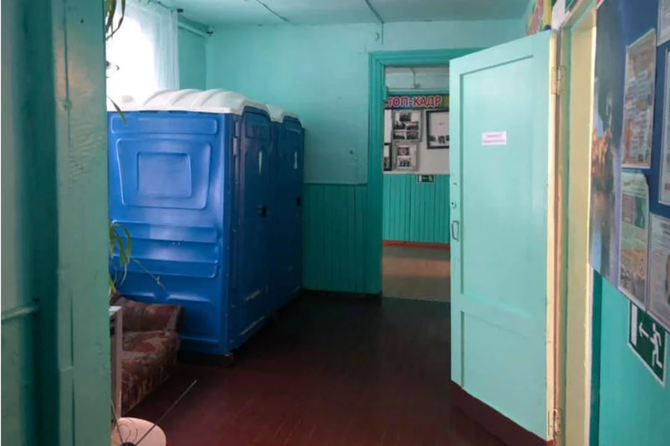 В поселковой школе Красноярского края поставили кабинки «для галочки» и запретили ими пользоваться. Фото: Илья ЗАЙЦЕВ.