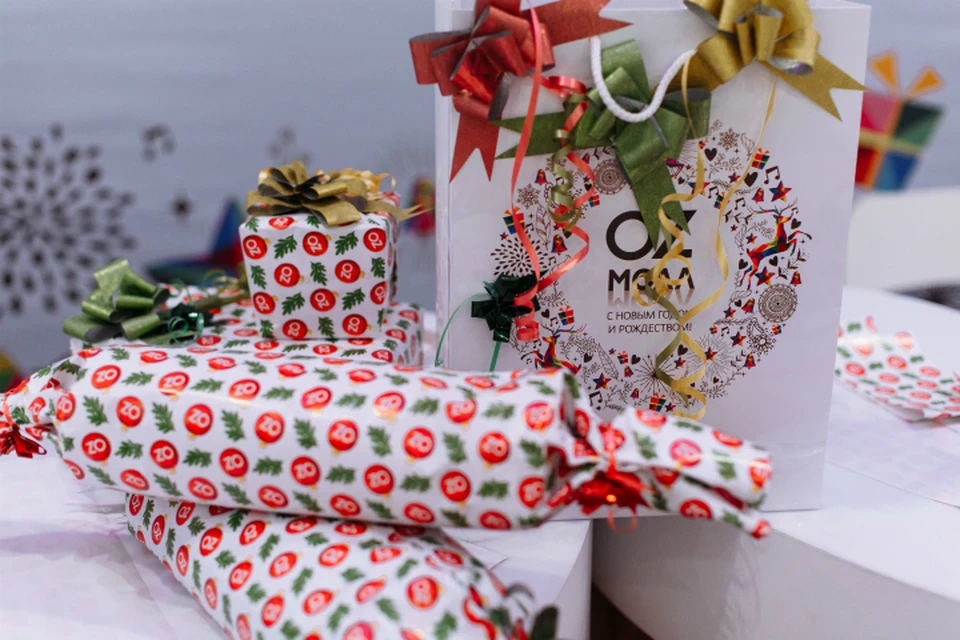 Подарок в крафт бумаге. Подарок в крафт бумаге. Коробка крафт 35х35. Как упаковать толстовку в подарок. Упаковка футболки в бумагу.