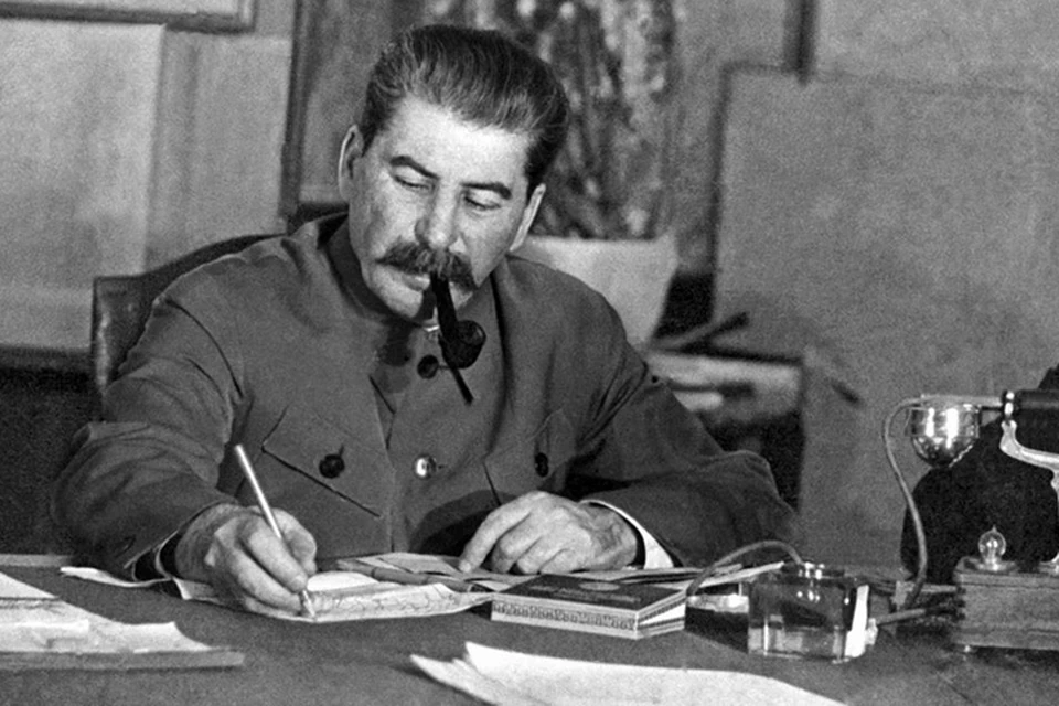 Сталин, конечно, звонил многим людям, но вряд ли он набирал чей-то номер по телефонному справочнику