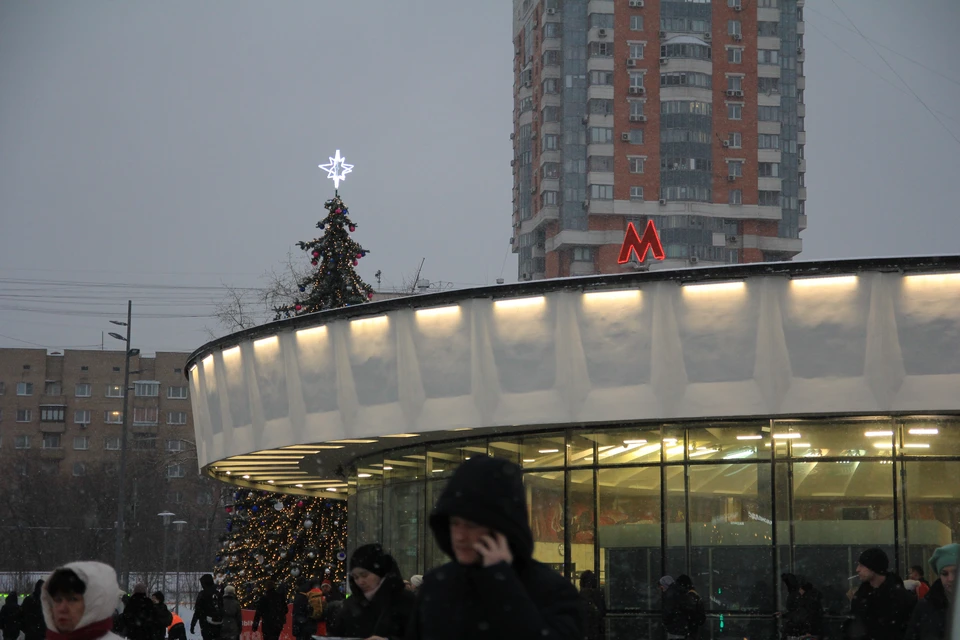 Новую букву "М" на крышу вестибюля уже прикрепили Фото: УВД на Московском метрополитене
