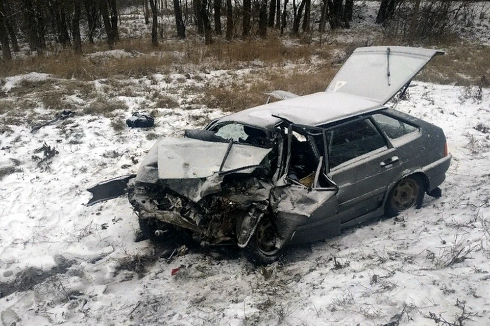 Во время аварии отечественный автомобиль получил серьезные повреждения.