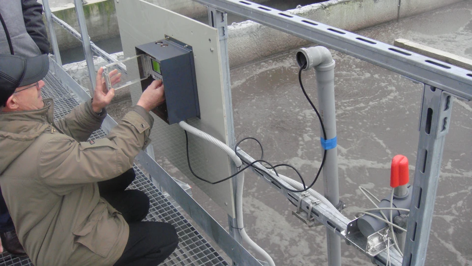 Сотрудник НПП "Автоматика" на Кронштадскиких очистных сооружениях настраивает анализатор кислорода АРК-5101