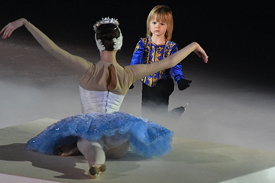 5-летний Александр Плющенко почти 11 минут провел на льду вместе с балеринами Большого театра