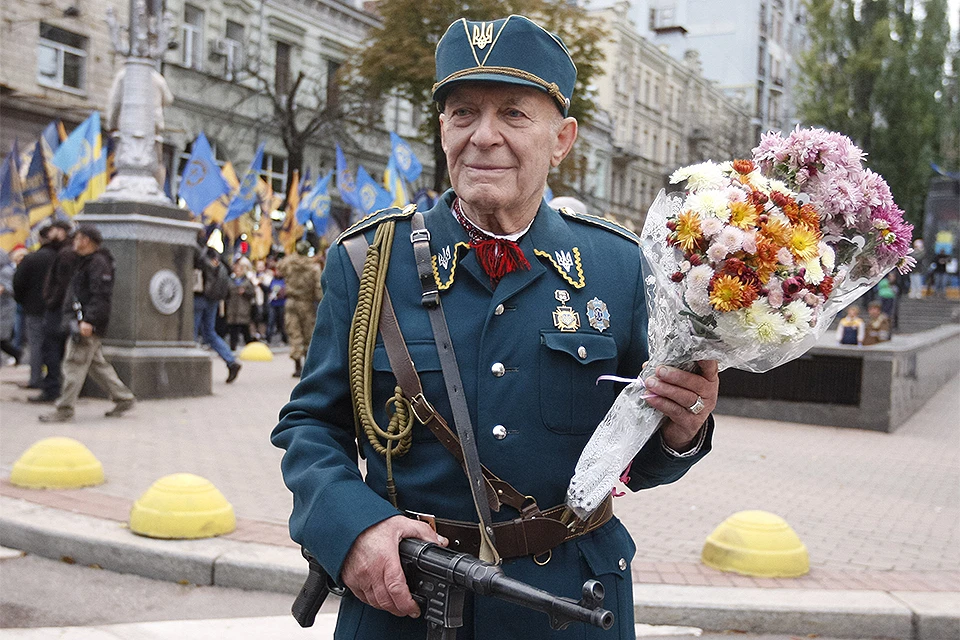 Ветеран вооруженных отрядов украинских националистов на шествии в Киеве, октябрь 2017 года.