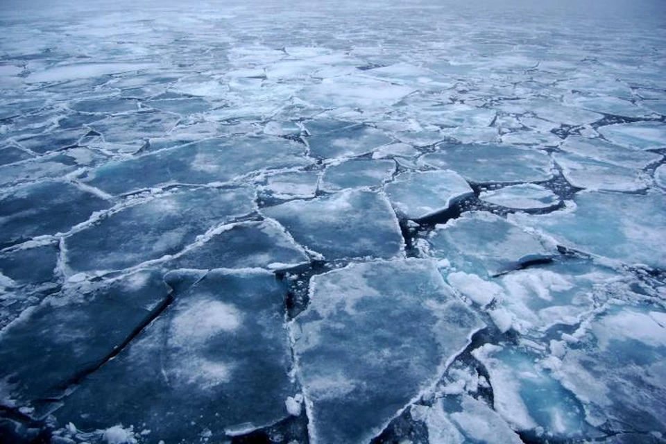 Лед на Раздольной тонкий и опасный. Однако останавливает это не всех. Фото: ГТРК-Саратов